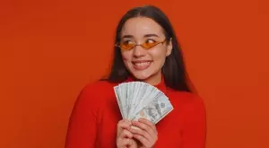 Тези зодии ще спечелят много пари през април 2024