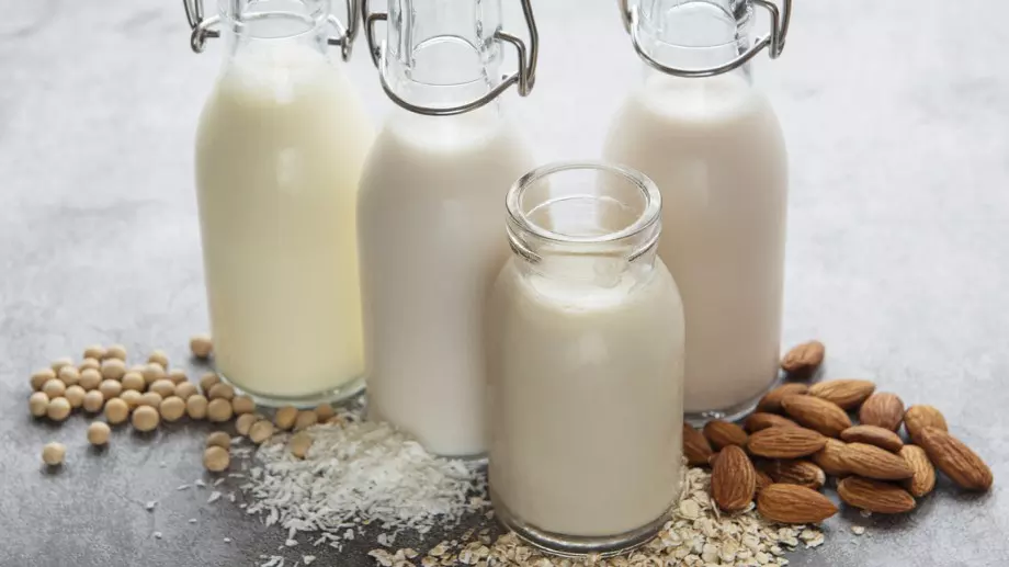 Кое мляко е настина полезно - краве, соево или бадемово