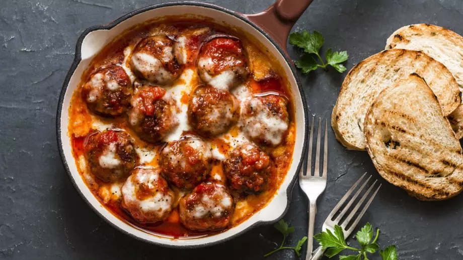 Сочни кюфтенца в доматен сос
