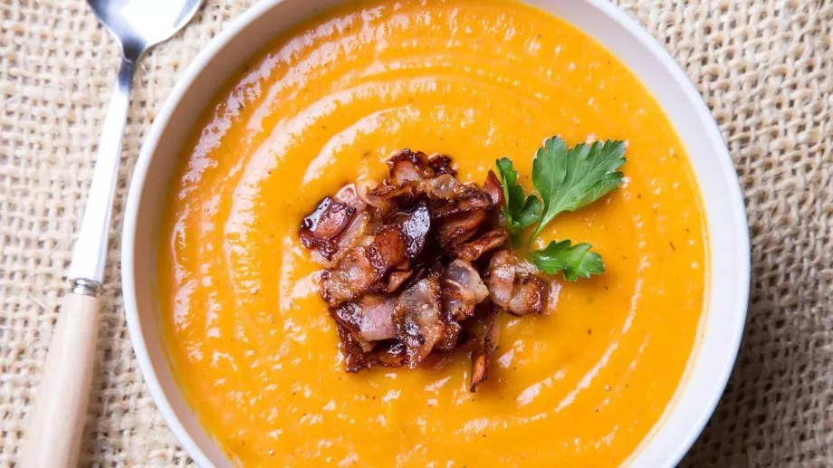 Вкусна крем супа с тиквички и бекон