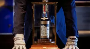 Продадоха за рекордна сума бутилка от най-търсеното уиски в света