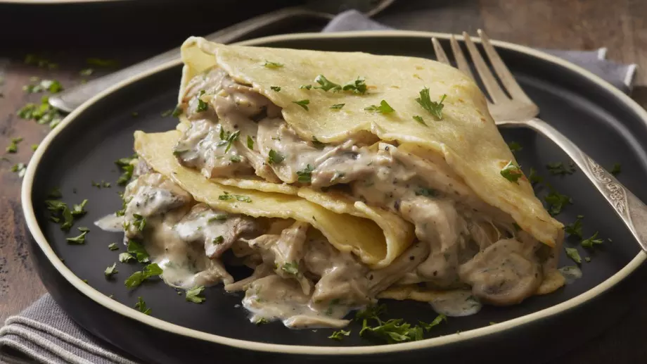 Сочни палачинки с пиле и гъби