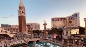 Известни казино градове: Открийте реномирани казино дестинации като Лас Вегас, Макао и Монте Карло