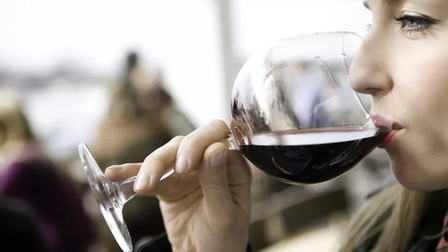 Ето защо някои хора ги боли главата от червенето вино