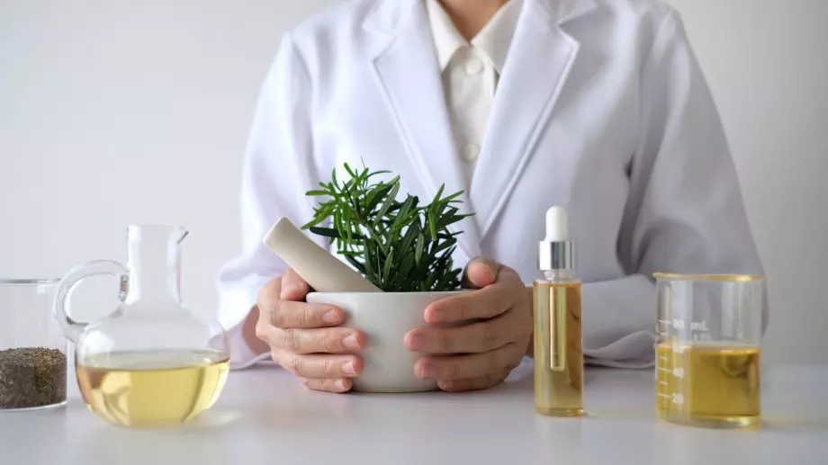 Масло от розмарин: Хит в TikTok и панацея за косата (ВИДЕО)