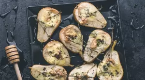 Разкошен десерт: Карамелизирани круши със синьо сирене