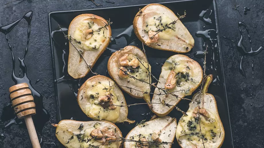 Разкошен десерт: Карамелизирани круши със синьо сирене