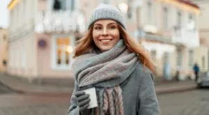 Ето как да превърнете зимния си шал в топ аксесоар (ВИДЕО)