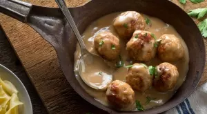 Невероятна зимна рецепта за класически шведски кюфтенца (ВИДЕО)