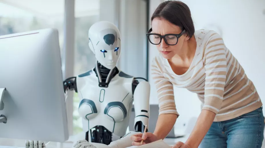 Изкуственият интелект е заплаха не за работните места, а за нивото на заплащане