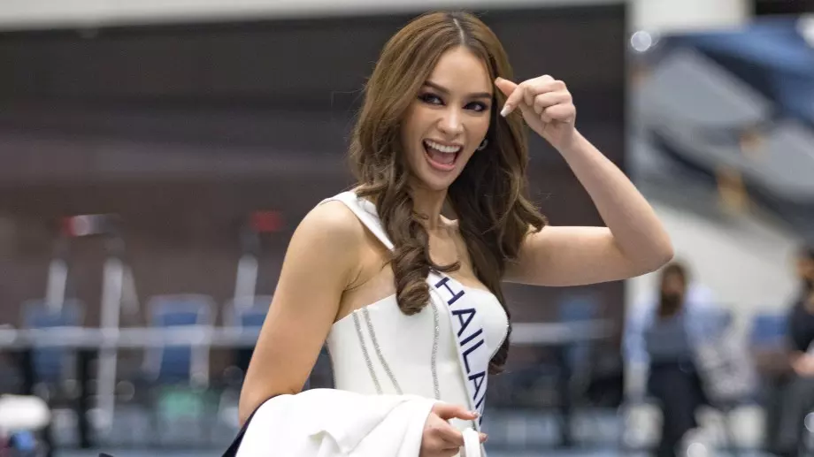 Прецедент: Мис Тайланд дефилира с рокля от кенчета, ето защо (СНИМКИ)