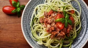 Жестоки постни спагети Болонезе с тиквички