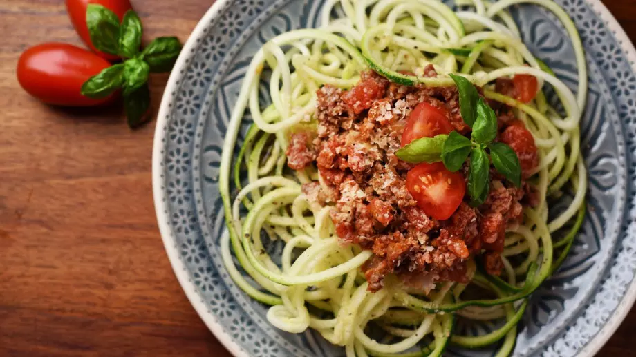Жестоки постни спагети Болонезе с тиквички