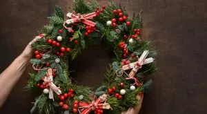 Как да закачите коледен венец БЕЗ да дупчите вратата