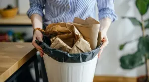 Поставяте чувала в кофата за боклук грешно, ето как е правилно (ВИДЕО)