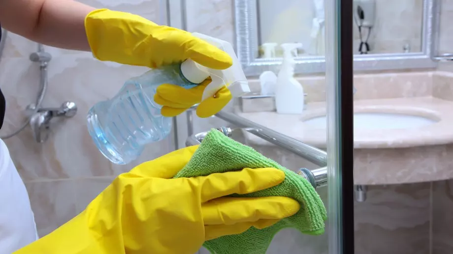 Как да почистите стъклените врати на душа до блясък