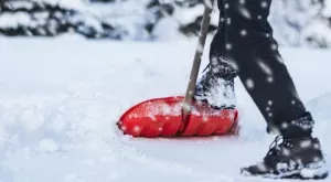 Ето за кого чистенето на сняг може да е опасно