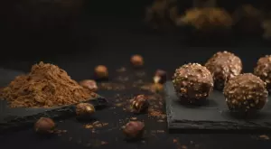 Бърз и вкусен десерт: Шоколадови топчета с лешници