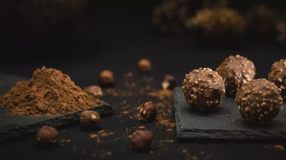 Бърз и вкусен десерт: Шоколадови топчета с лешници