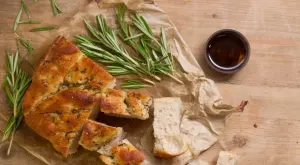 Много вкусен и ароматен хляб с фета, розмарин и мащерка