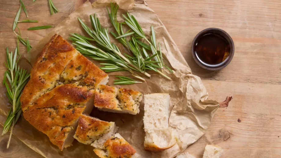 Много вкусен и ароматен хляб с фета, розмарин и мащерка