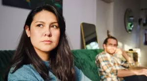 Женски виц за 11 декември 2023: Жена и мъж спорят при семейния терапевт