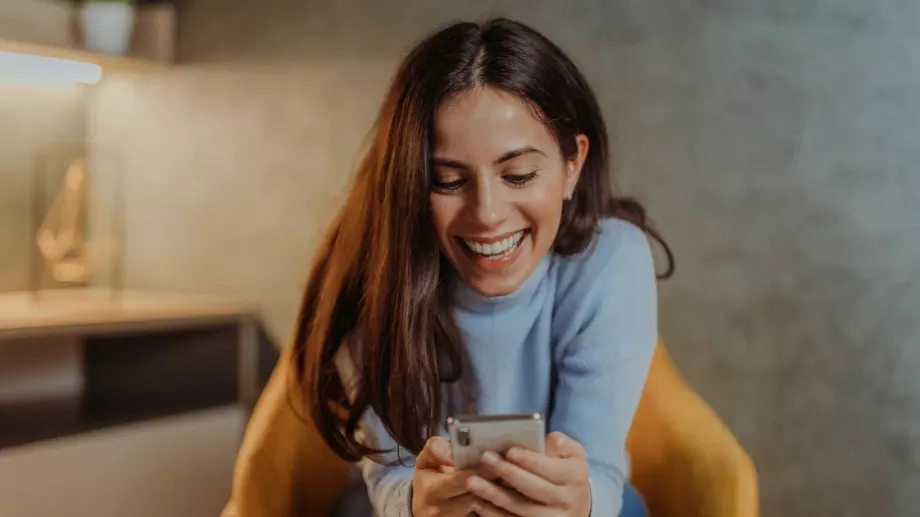 Женски виц за 29 декември 2023: Жена пише съобщение на мъжа си