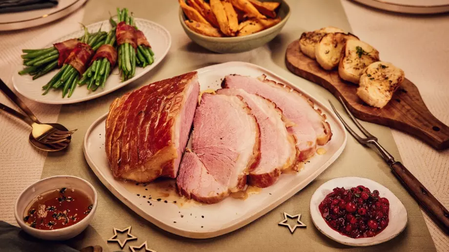 Медена шунка с хрупкави картофки и боровинков сос - превъзходната рецепта за Коледа