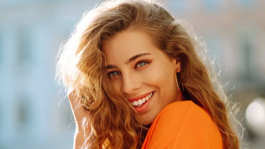 Вечерен виц: Вървят блондинка и брюнетка