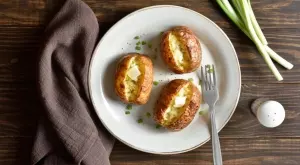 Вкусен обяд: Пълнени картофи със сирене и сметана