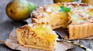 Ароматен и вкусен коледен кейк с круши и бадеми