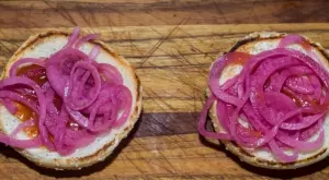 Жестоко мезе: Печен червен лук с рикота