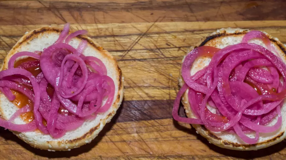 Жестоко мезе: Печен червен лук с рикота