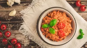 Вегетарианско изкушение: Ризото с печени домати, моцарела и босилек