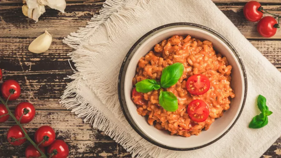 Вегетарианско изкушение: Ризото с печени домати, моцарела и босилек