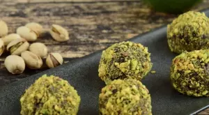 Вкусно и полезно: Сурови топчета с ядки и фурми