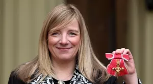 Сара Бъртън: Тихата сила, която вдъхна нежност на Alexander McQueen