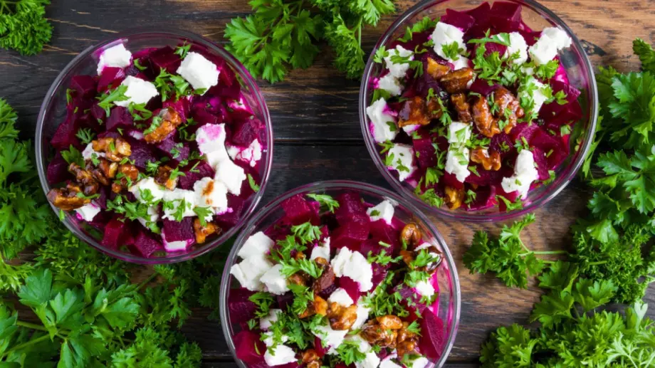 Здравословна бомба: Салата с червено цвекло, фета и орехи