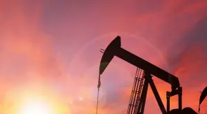 Петролните цени тръгнаха нагоре заради слабия долар