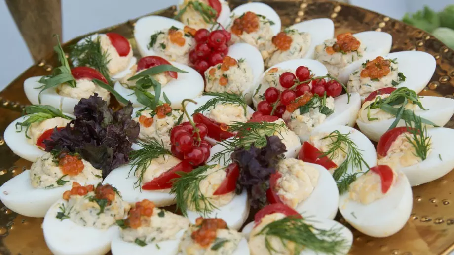 Чудно мезе: Пълнени яйца с крем от авокадо