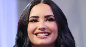 Деми Ловато се сгоди (СНИМКИ)