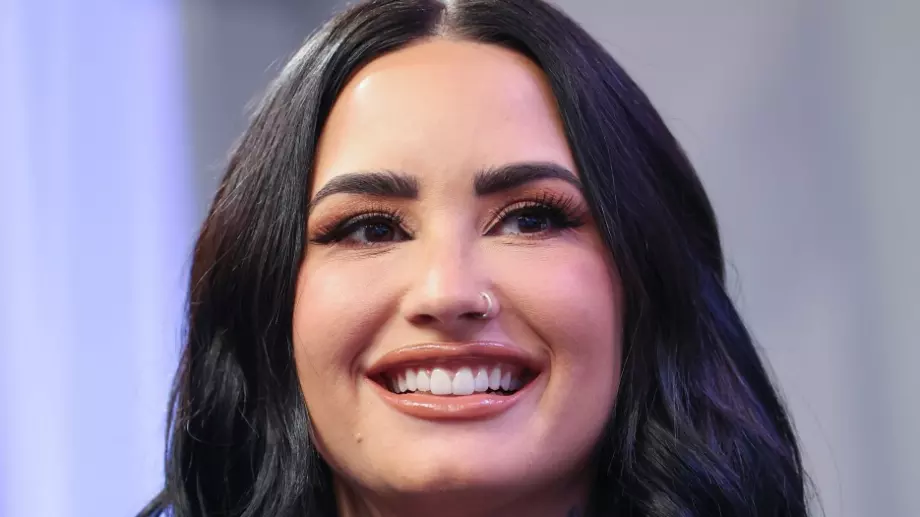 Деми Ловато се сгоди (СНИМКИ)