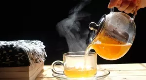 Този билков чай е еликсир срещу кашлица и болки в гърлото 