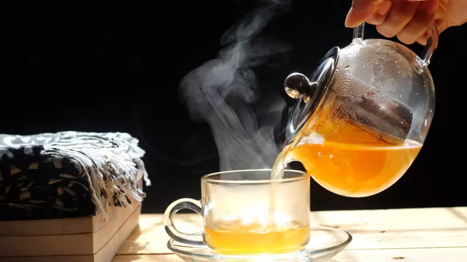 Този билков чай е еликсир срещу кашлица и болки в гърлото 