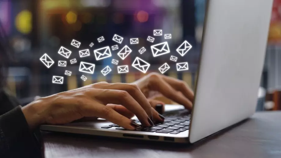 Правилните изрази, които да използвате в служебните си имейли