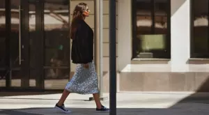 Стилни идеи как да носите блестяща пола (ВИДЕО)