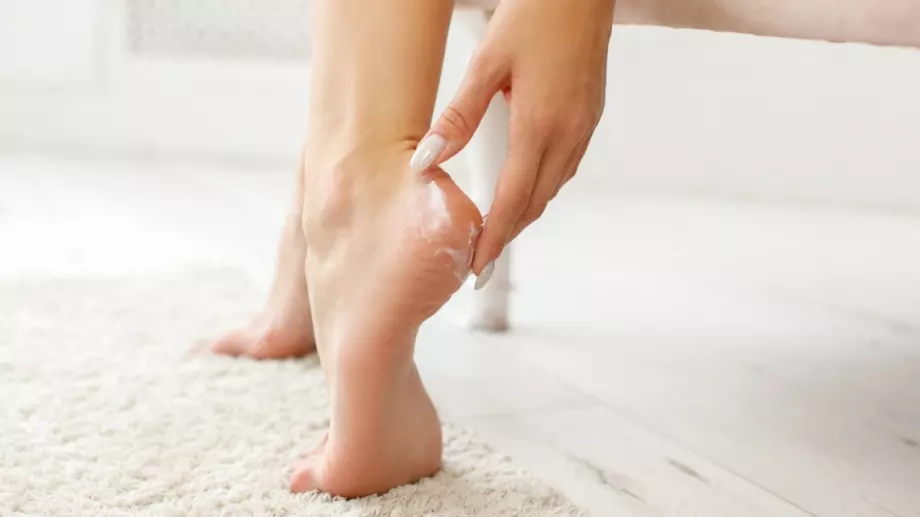 Ефективен домашен крем при напукани пети