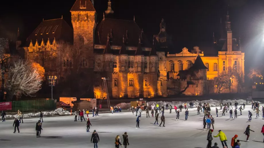 Приказно: В Белгия откриха ледена пързалка в барокова църква