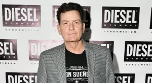 Съседка нападна Чарли Шийн