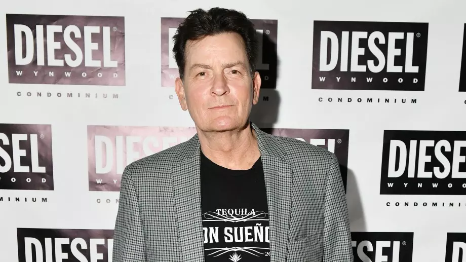 Съседка нападна Чарли Шийн